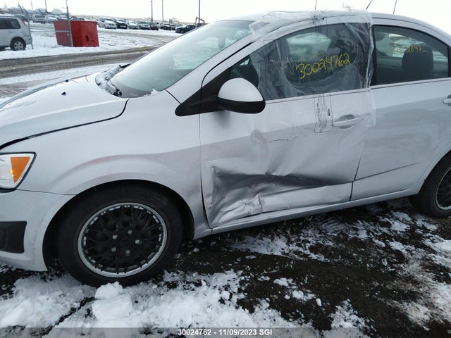 Chevrolet SONIC LT 2015 1G1JC5SHXF4151871 Image 6