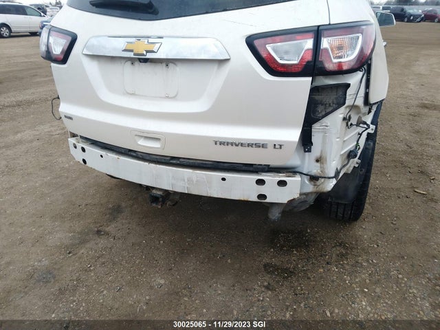 30025065 :رقم المزاد ، 1GNKVHKD2FJ251136 vin ، 2015 Chevrolet Traverse Lt مزاد بيع