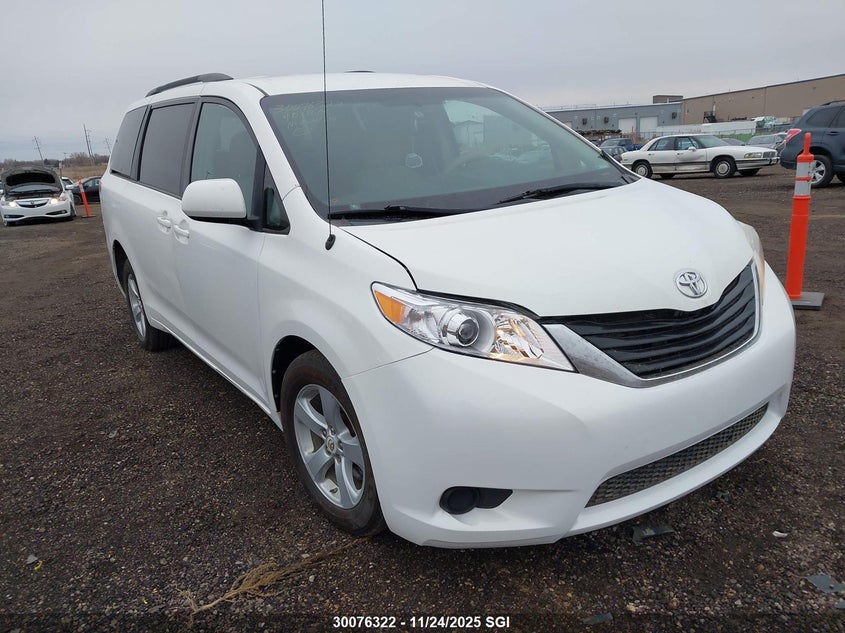TOYOTA SIENNA LE
