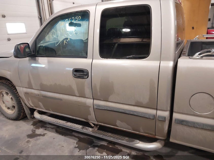 2002 GMC New Sierra C1500 VIN: 2GTEC19V421392263 Lot: 30076250