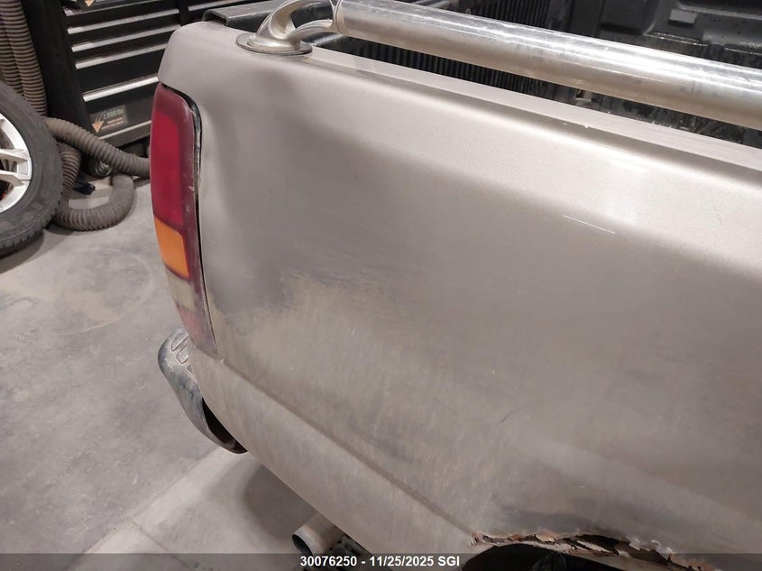 2002 GMC New Sierra C1500 VIN: 2GTEC19V421392263 Lot: 30076250