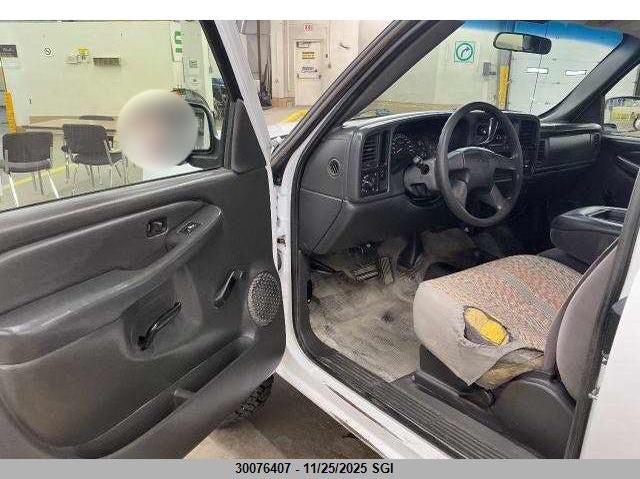 2005 GMC Sierra K2500 Heavy Duty VIN: 1GTHK29U35E268811 Lot: 30076407