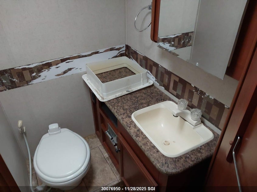 2010 Ford Econoline E450 Super Duty Cutwy Van VIN: 1FDXE4FS2ADA45219 Lot: 30076950