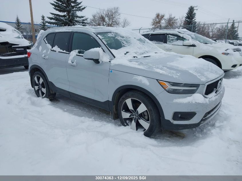 VOLVO XC40 T5 MOMENTUM
