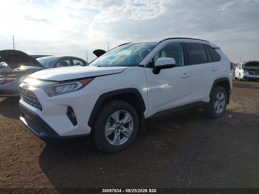 2021 Toyota RAV 4, Град, IAAI, VIN 2T3R1RFV7MC208990 — фото 2
