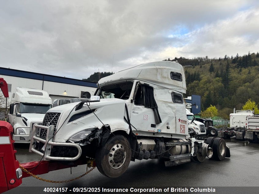 4V4NC9EH2SN672359 2025 VOLVO  photo no. 2