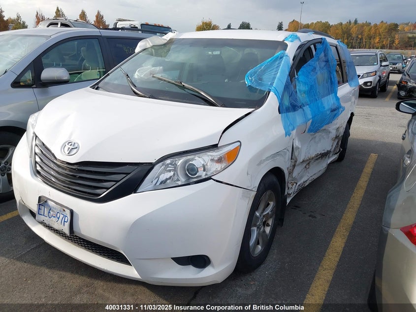 5TDZK3DC3FS598792 2015 TOYOTA SIENNA photo no. 2