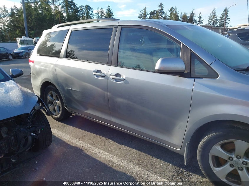 5TDKK3DC3BS008411 2011 TOYOTA SIENNA photo no. 12