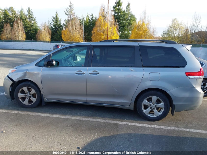 5TDKK3DC3BS008411 2011 TOYOTA SIENNA photo no. 13