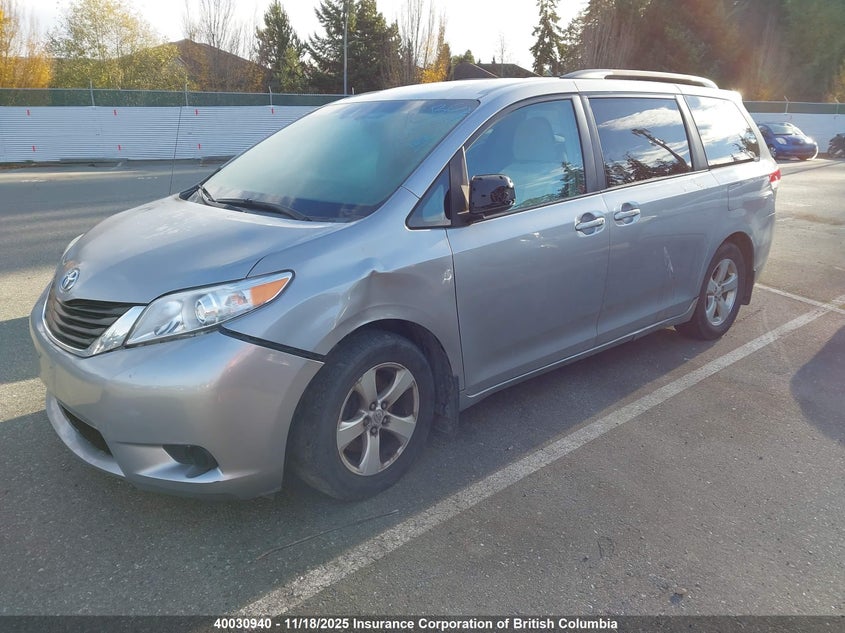5TDKK3DC3BS008411 2011 TOYOTA SIENNA photo no. 2
