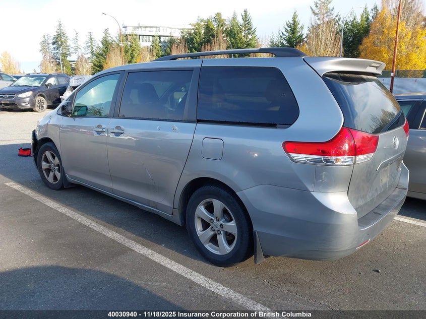 5TDKK3DC3BS008411 2011 TOYOTA SIENNA photo no. 3
