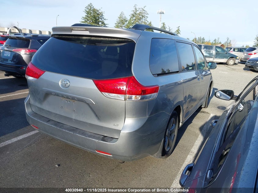 5TDKK3DC3BS008411 2011 TOYOTA SIENNA photo no. 4