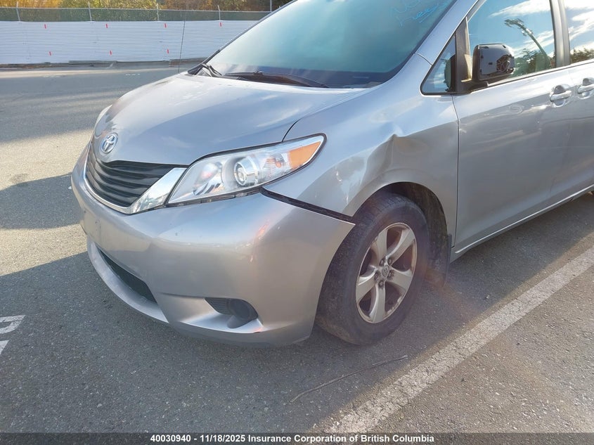 5TDKK3DC3BS008411 2011 TOYOTA SIENNA photo no. 6