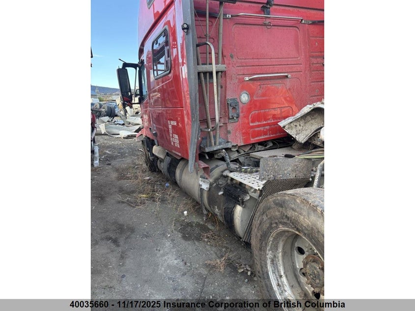 4V4NC9EH8MN281042 2021 VOLVO  photo no. 4