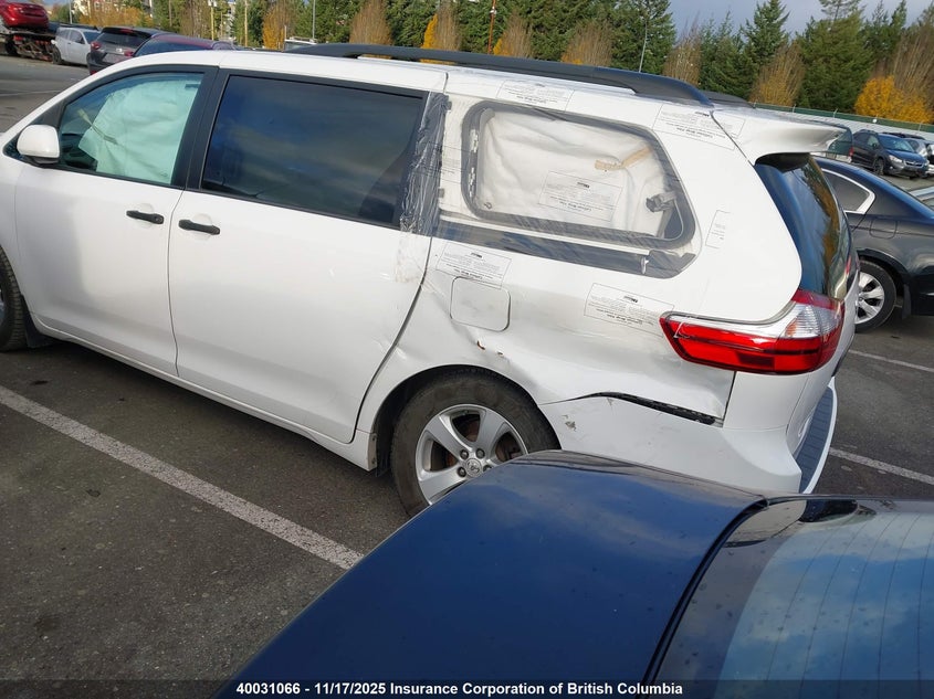 5TDZZ3DC8HS874270 2017 TOYOTA SIENNA photo no. 3