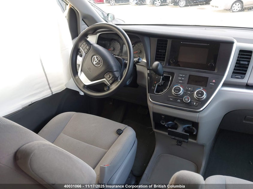 5TDZZ3DC8HS874270 2017 TOYOTA SIENNA photo no. 5