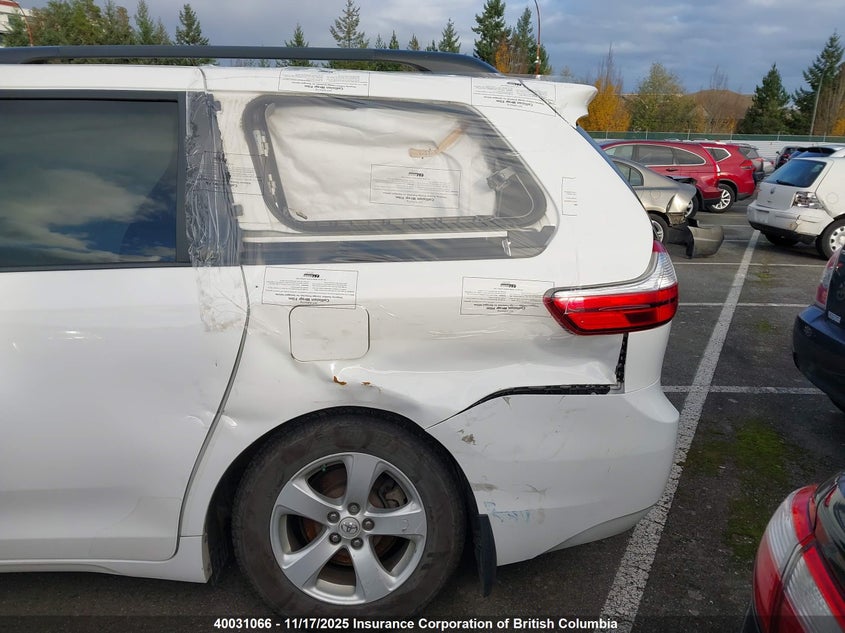 5TDZZ3DC8HS874270 2017 TOYOTA SIENNA photo no. 6