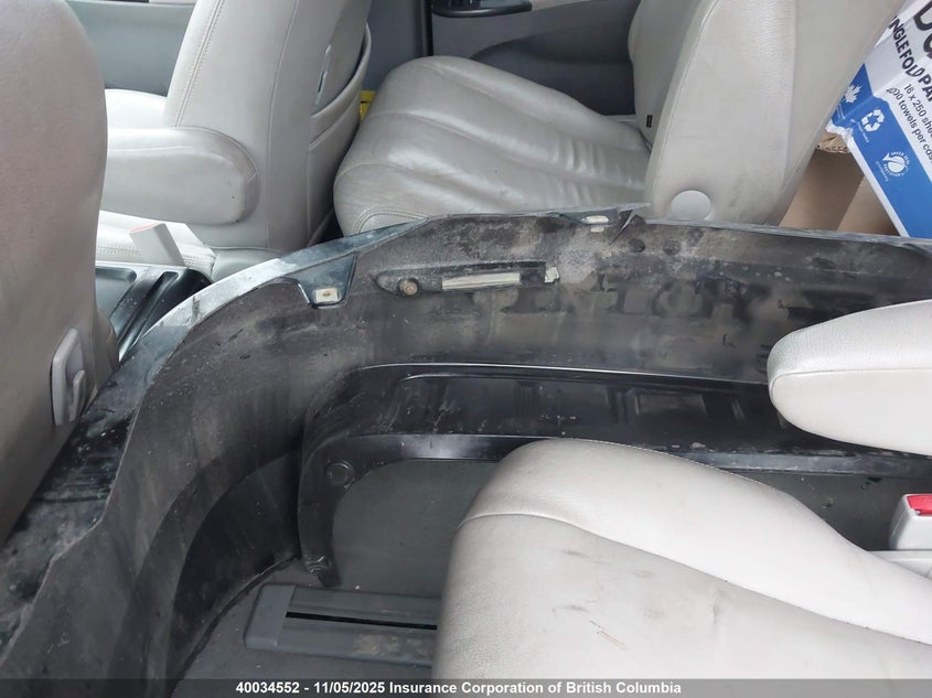 5TDJK3DC8BS008626 2011 TOYOTA SIENNA photo no. 12