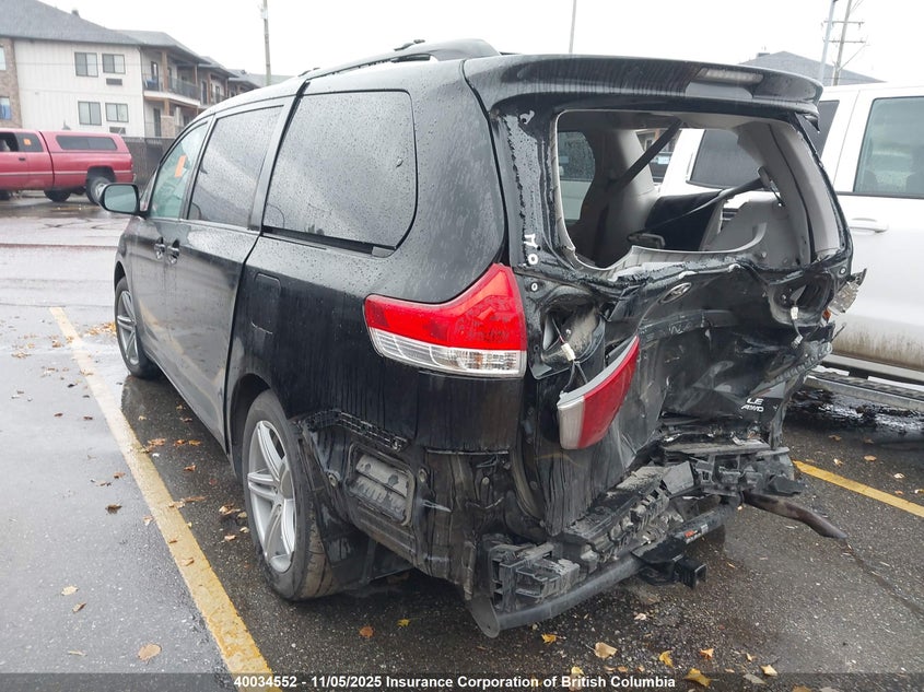 5TDJK3DC8BS008626 2011 TOYOTA SIENNA photo no. 3