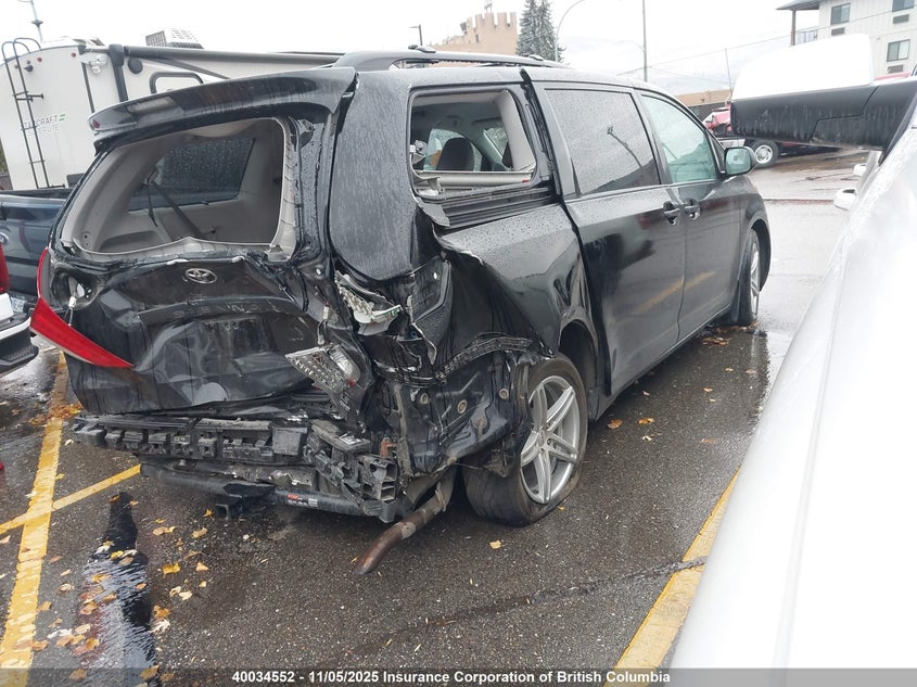5TDJK3DC8BS008626 2011 TOYOTA SIENNA photo no. 4