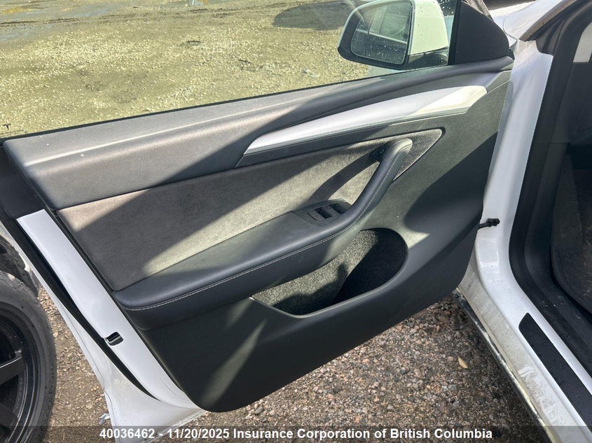 2023 Tesla Model Y VIN: 7SAYGDEE0PF619982 Lot: 40036462