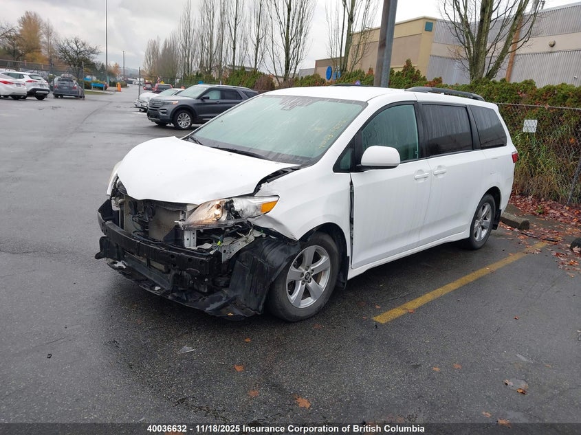 5TDKZ3DC6KS997462 2019 TOYOTA SIENNA photo no. 2