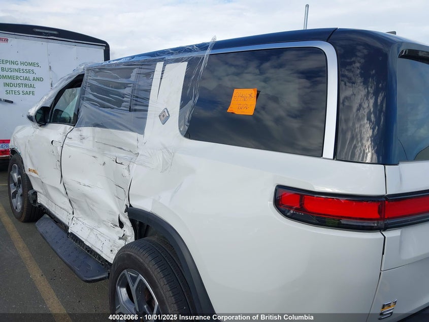 7PDSGABA6PN011753 2023 RIVIAN R1S photo no. 3
