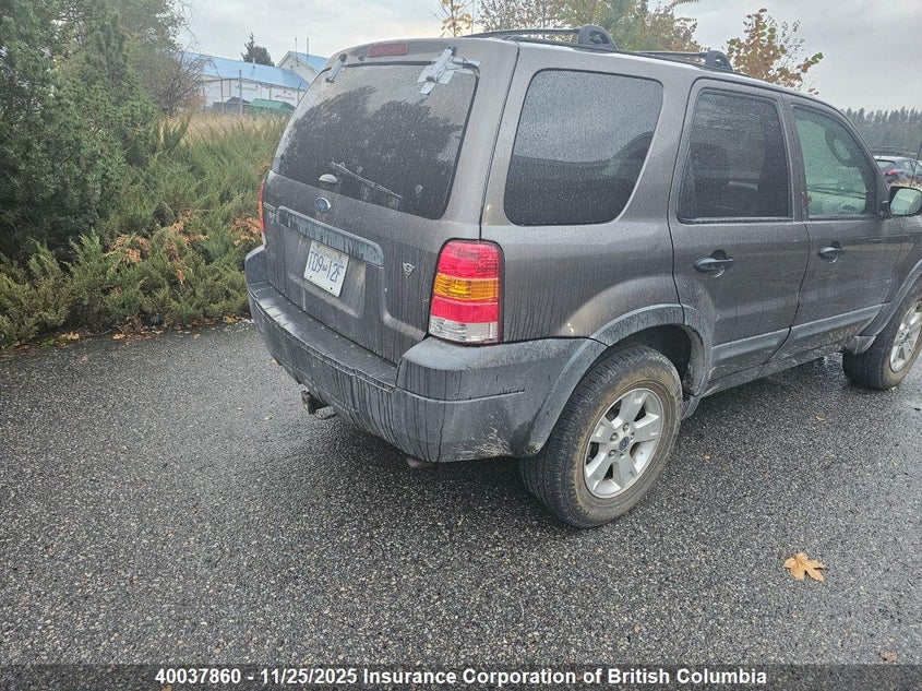 1FMYU93175KC19142 2005 FORD ESCAPE photo no. 4