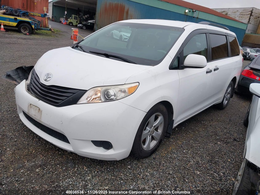 5TDZK3DC1BS028123 2011 TOYOTA SIENNA photo no. 2