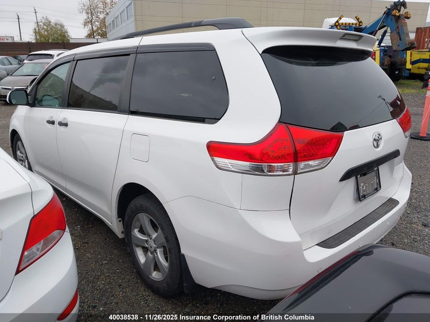 5TDZK3DC1BS028123 2011 TOYOTA SIENNA photo no. 3
