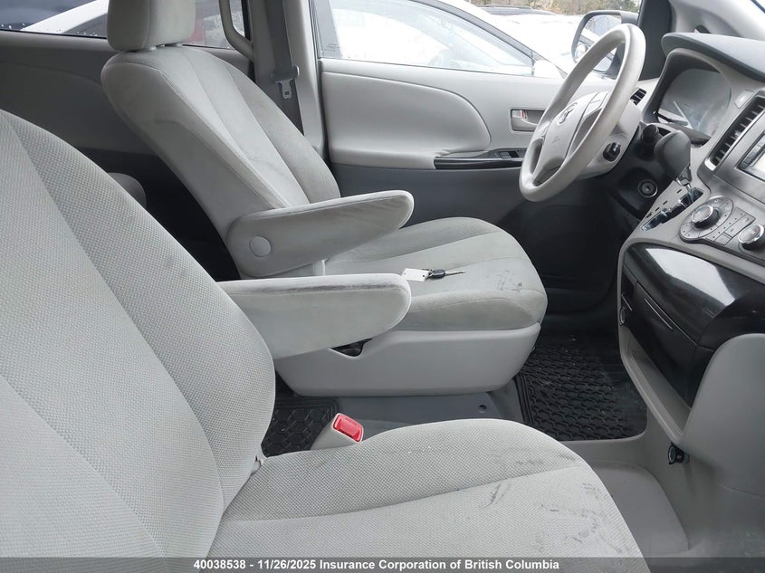 5TDZK3DC1BS028123 2011 TOYOTA SIENNA photo no. 5