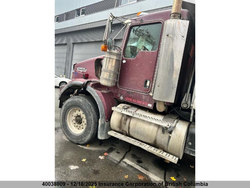 2005 Kenworth Construction T800 VIN: 1NKDLB0X05R983121 Lot: 40038809