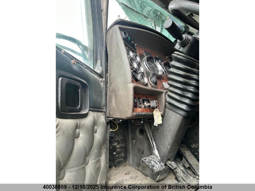 2005 Kenworth Construction T800 VIN: 1NKDLB0X05R983121 Lot: 40038809