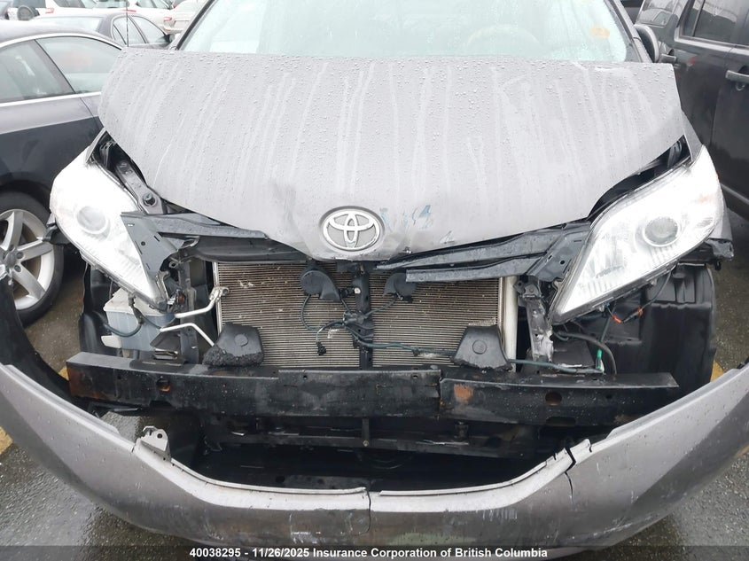 5TDZK3DC9BS097514 2011 TOYOTA SIENNA photo no. 10