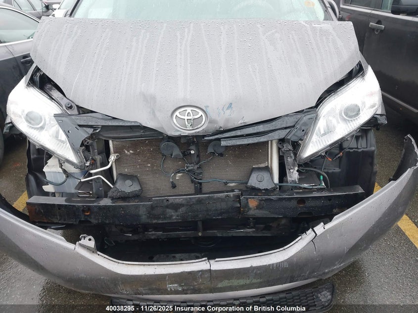 5TDZK3DC9BS097514 2011 TOYOTA SIENNA photo no. 12
