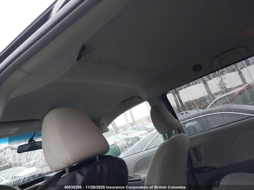 5TDZK3DC9BS097514 2011 TOYOTA SIENNA photo no. 23