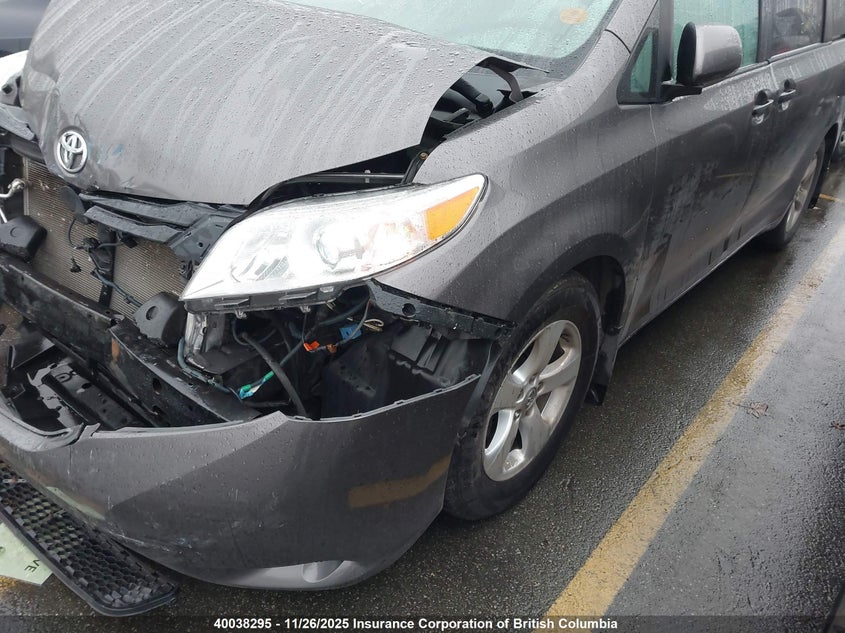 5TDZK3DC9BS097514 2011 TOYOTA SIENNA photo no. 2