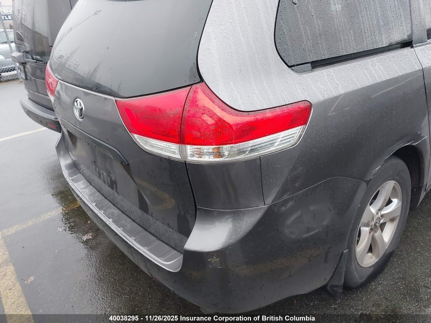 5TDZK3DC9BS097514 2011 TOYOTA SIENNA photo no. 4