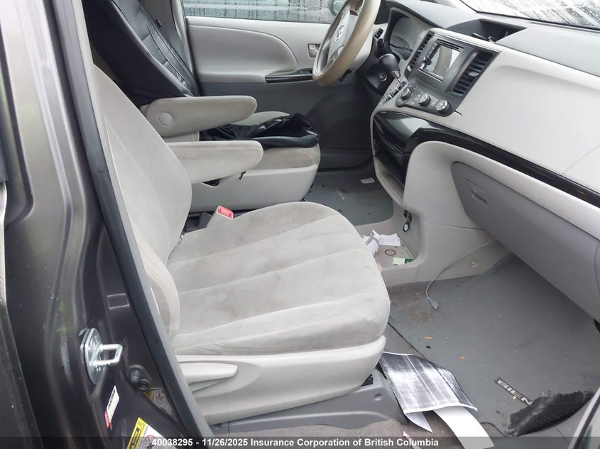 5TDZK3DC9BS097514 2011 TOYOTA SIENNA photo no. 5