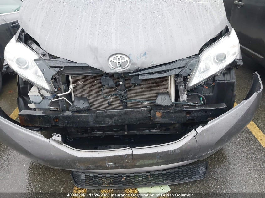5TDZK3DC9BS097514 2011 TOYOTA SIENNA photo no. 6