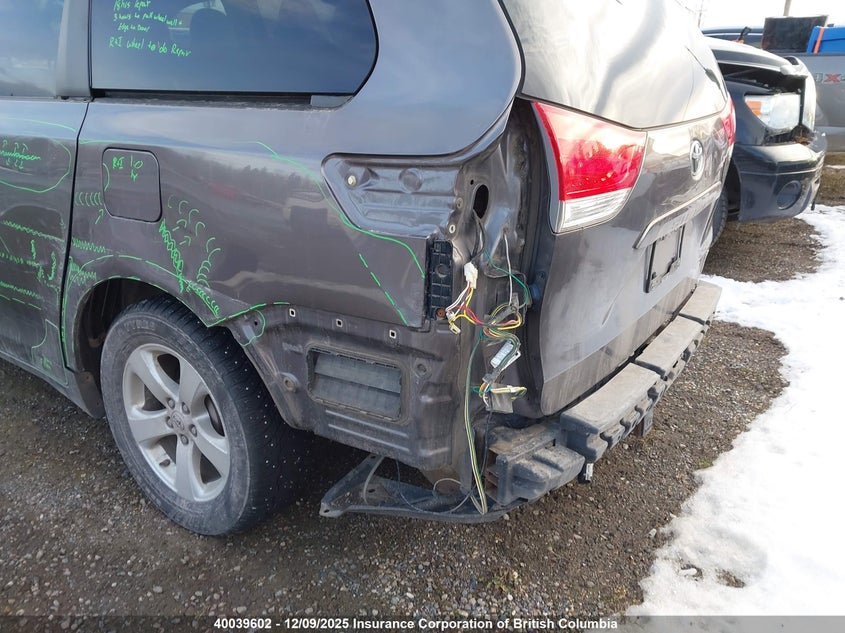 5TDKK3DC4BS149150 2011 TOYOTA SIENNA photo no. 12
