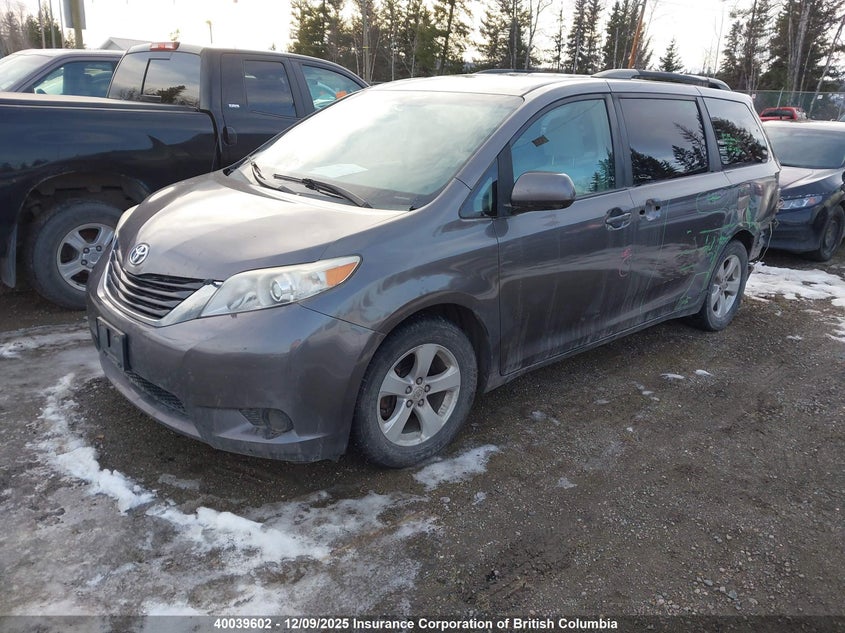 5TDKK3DC4BS149150 2011 TOYOTA SIENNA photo no. 2