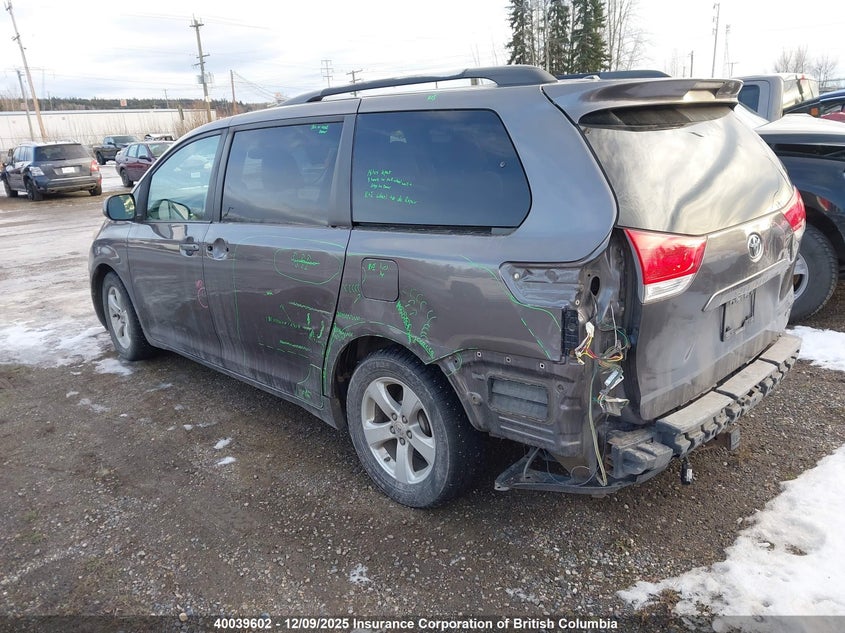 5TDKK3DC4BS149150 2011 TOYOTA SIENNA photo no. 3
