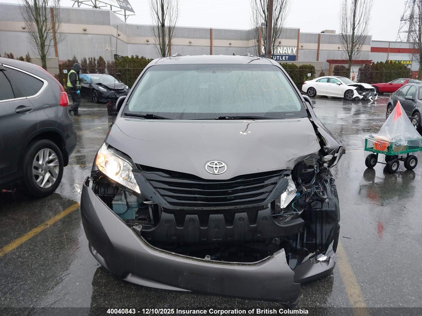 5TDZK3DC2BS020578 2011 TOYOTA SIENNA photo no. 12