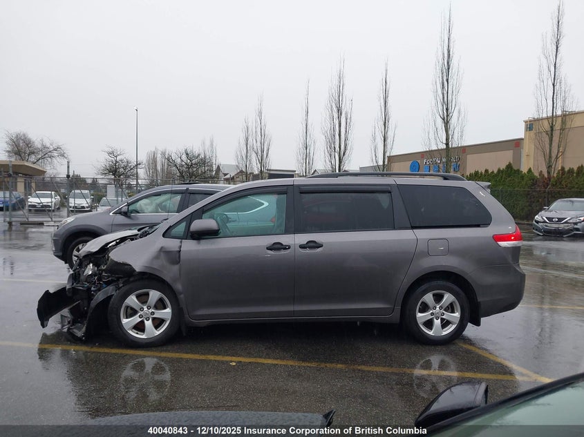 5TDZK3DC2BS020578 2011 TOYOTA SIENNA photo no. 14
