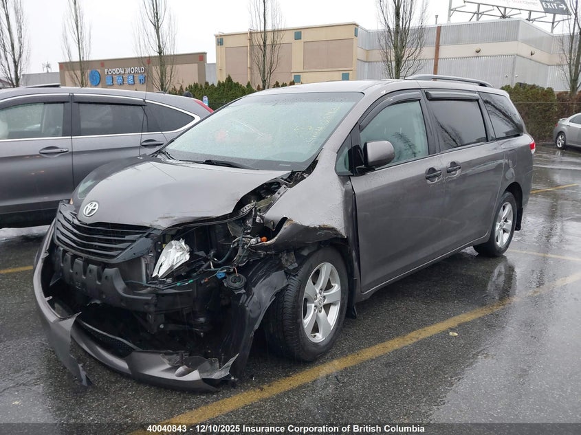 5TDZK3DC2BS020578 2011 TOYOTA SIENNA photo no. 2