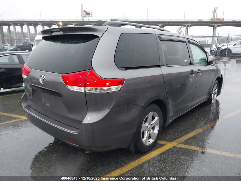 5TDZK3DC2BS020578 2011 TOYOTA SIENNA photo no. 4