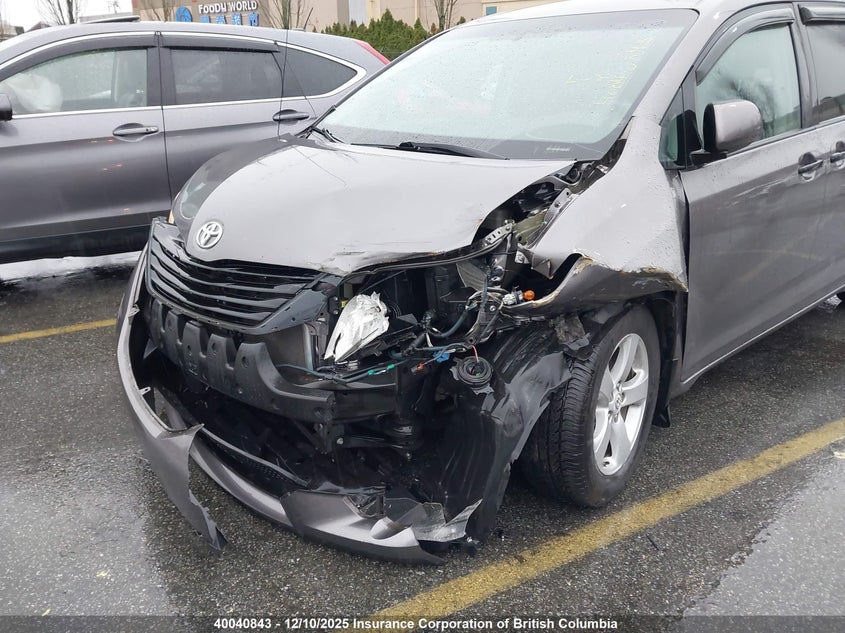 5TDZK3DC2BS020578 2011 TOYOTA SIENNA photo no. 6