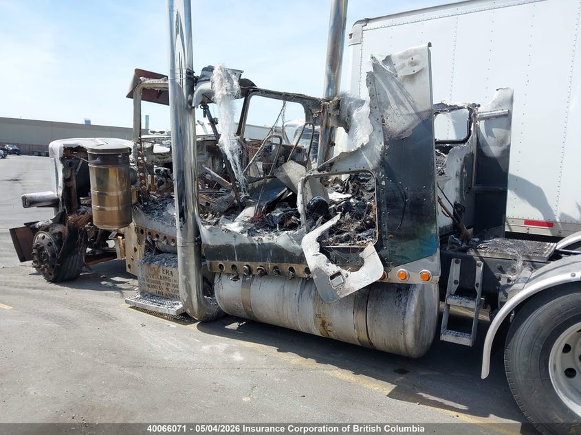 2004 Peterbilt 379 VIN: 1XP5DB9X04D824812 Lot: 40066071