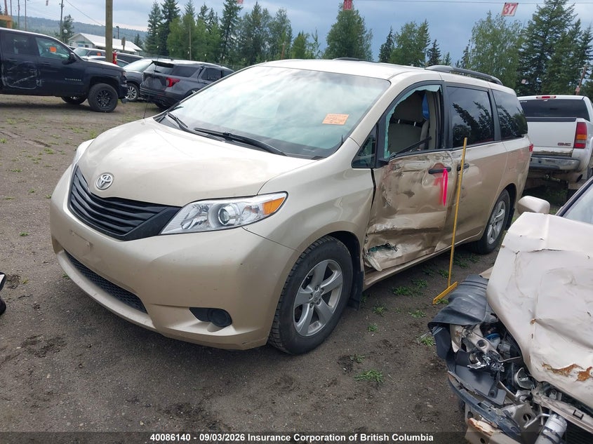 2013 Toyota Sienna, Левый бок, IAAI, VIN 5TDZK3DC7DS342152 — фото 2